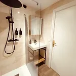Claelle - 200m Apartment