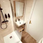 Claelle - 200m Apartment
